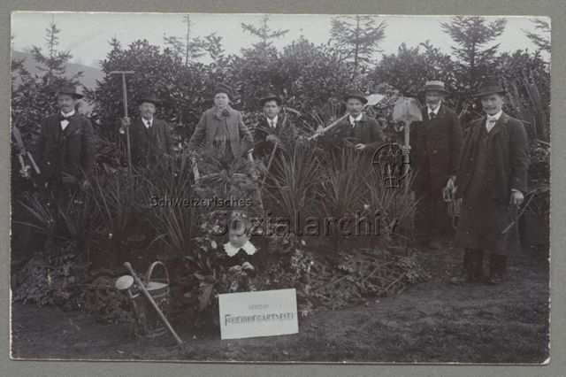 Männer mit Gartenwerkzeugen, Kind, Tafel "Herisau Friedhofgärtnerei", um 1920