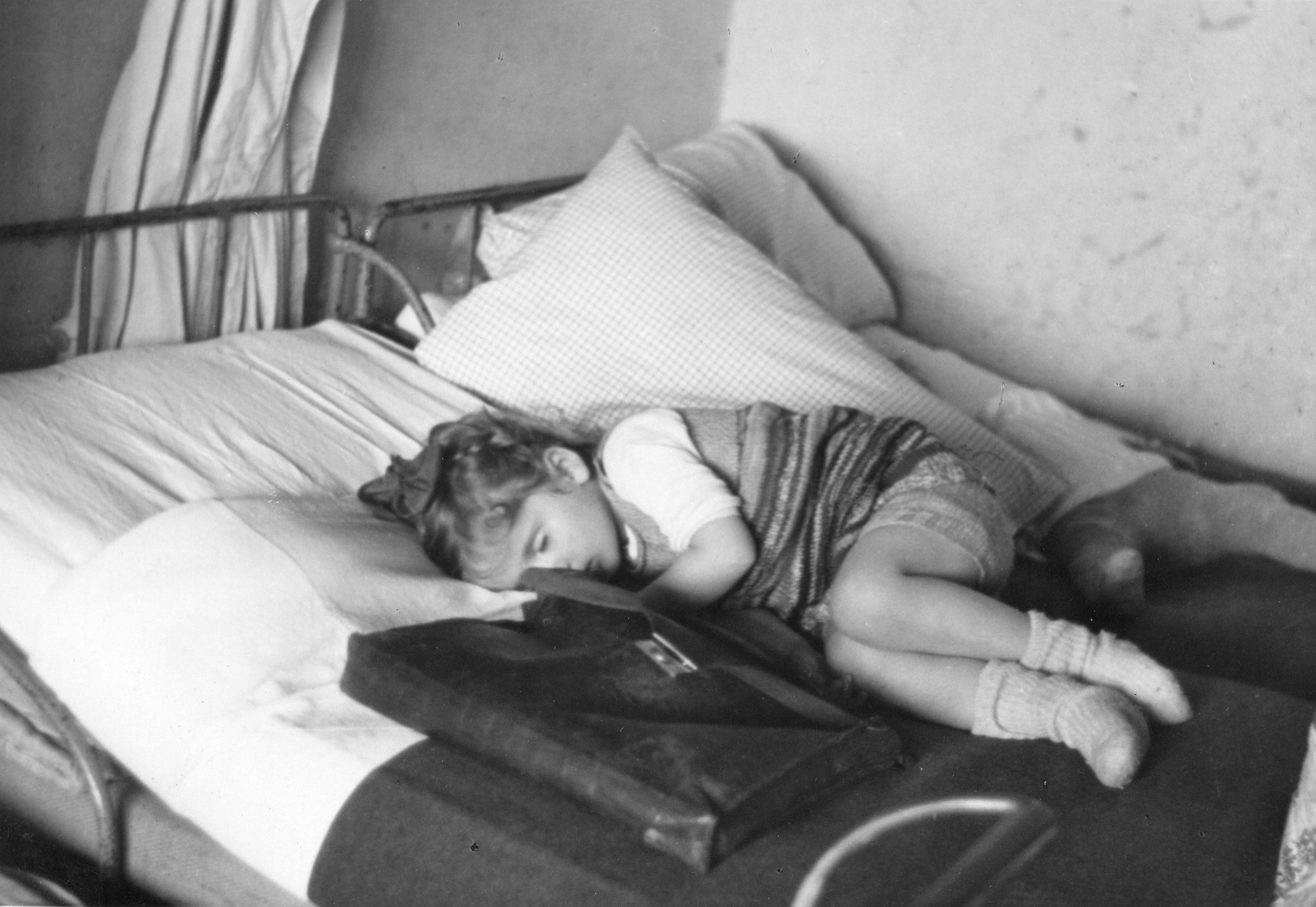 "Australien - Transport Flüchtlinge aus allen Ländern [Flüchtlings-Auswanderung nach Australien, Zwischenverpflegung in CH]  - 25. Oktober 1949", Flüchtlingsakt. IRO, Mädchen beim Schlafen auf Betten mit Koffer