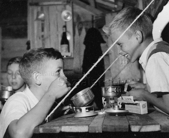 "Rüschlikon - Ein Fenster dient während der warmen Jahreszeit als Tisch (selbstgezimmerte [unleserlich])"; um 1965