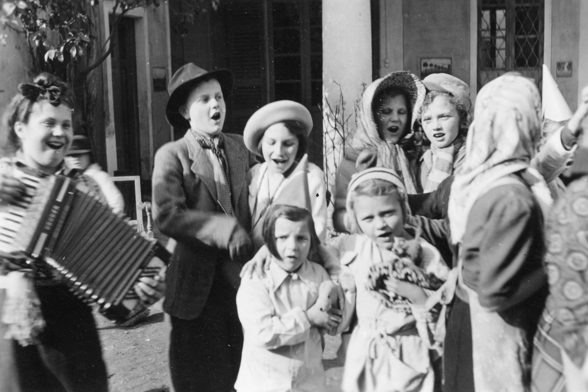 Tschechische Kinder in Brusata, Dezember 1951 bis März 1952; eine Gruppe von Kindern singend und musizierend