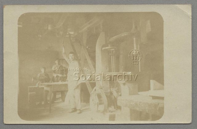 Drei Schreiner in Werkstatt mit mechanisierter Einrichtung, um 1910