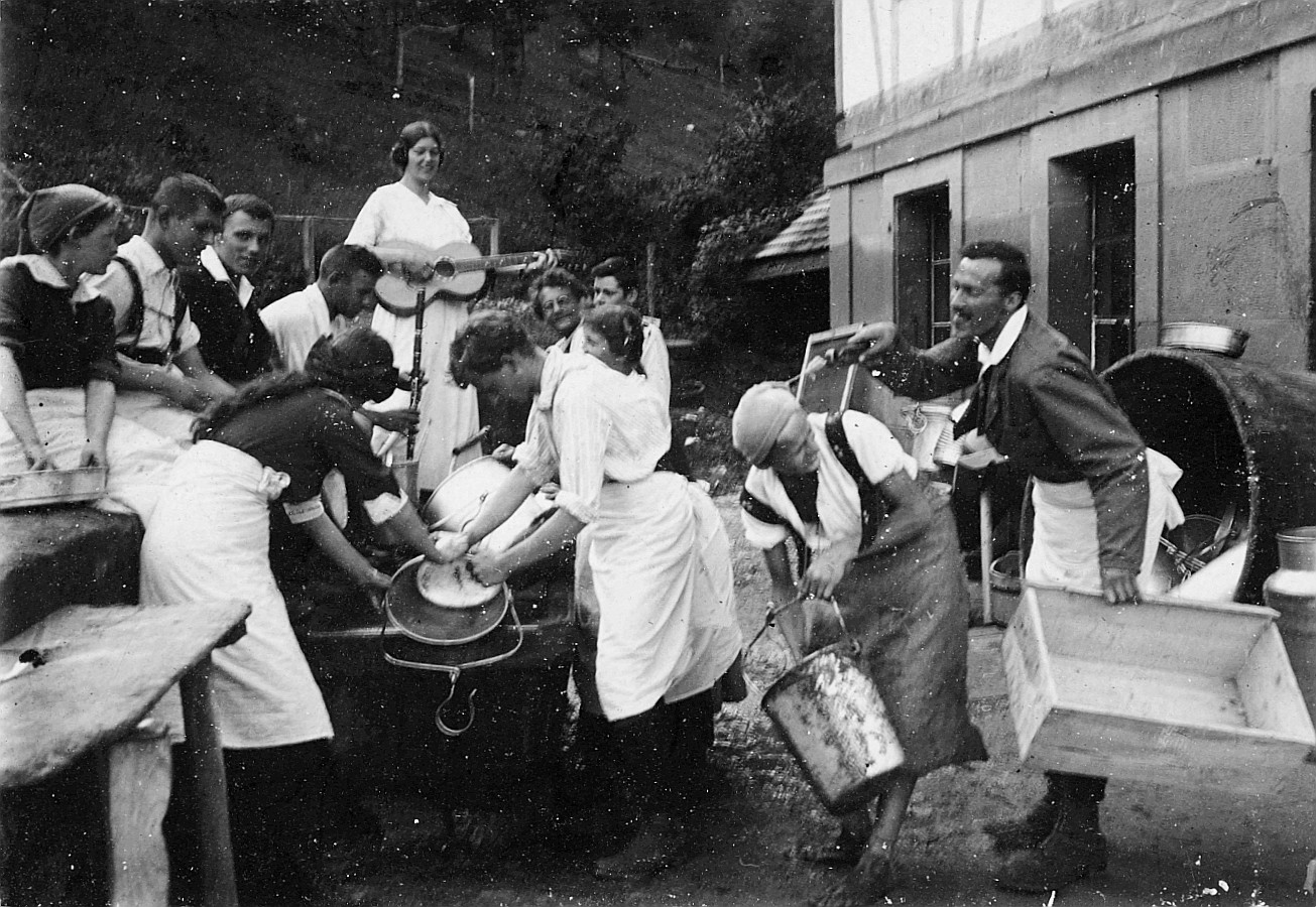 Wandervogel-Landsgemeinde auf dem Bantiger bei Bern - Küche in Geristein - Frau Gitarre spielend (Pfingsten 1914)