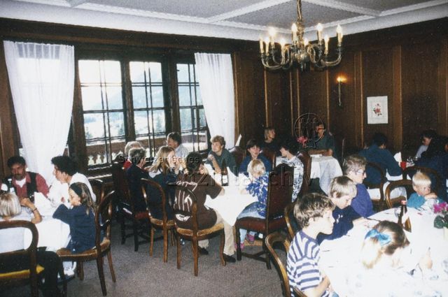 Chesa Spuondas, St. Moritz - Kinder und Erwachsene zu Tisch im Speisesaal; 2001