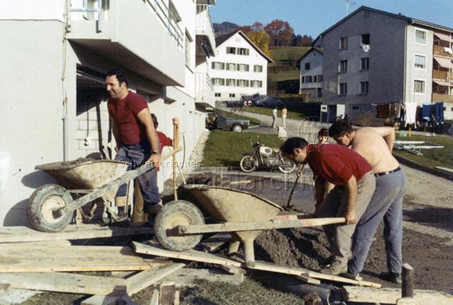 "Ebnat-Kappel, Väter bauen in Fronarbeit Kinderspielplatz" - Väter bei der Arbeit, Schubkarren; 1971