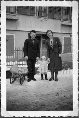 Album Alfred Brauchli, Teil 1/3: 699 Tage Aktivdienst 1939-1945 als Sanitätssoldat bei der Sanitätskompanie I/​7, Thurgau:- Eltern mit Kind und Schlitten