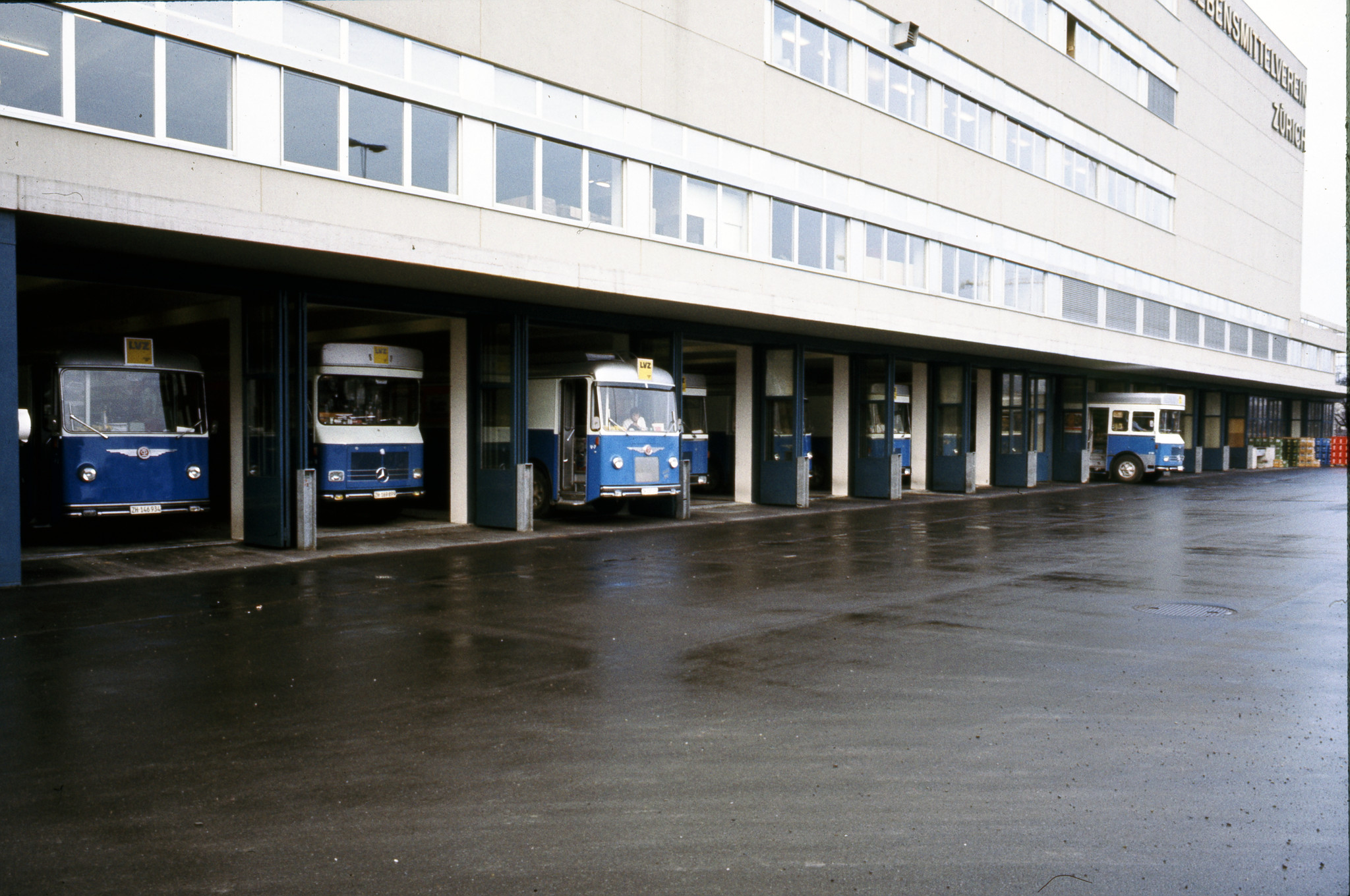 Garage mit Selbstbedienungswagen LVZ, ca. 1980