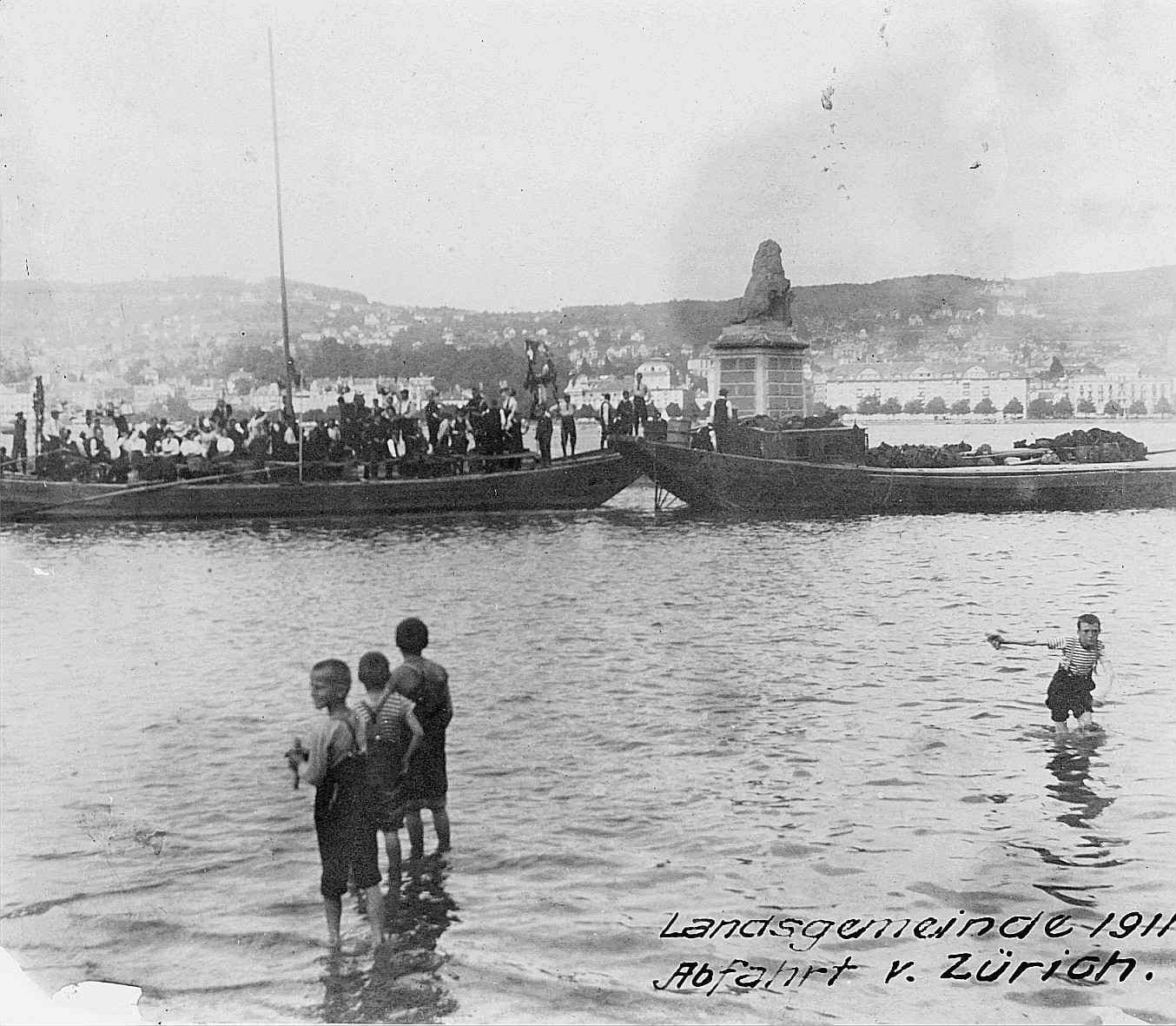 Beschriftung auf der Fotografie: "Landsgemeinde 1911 Abfahrt v. Zürich" - Zwei geladene Schiffe auf dem Zürichsee - Vier Kinder steh