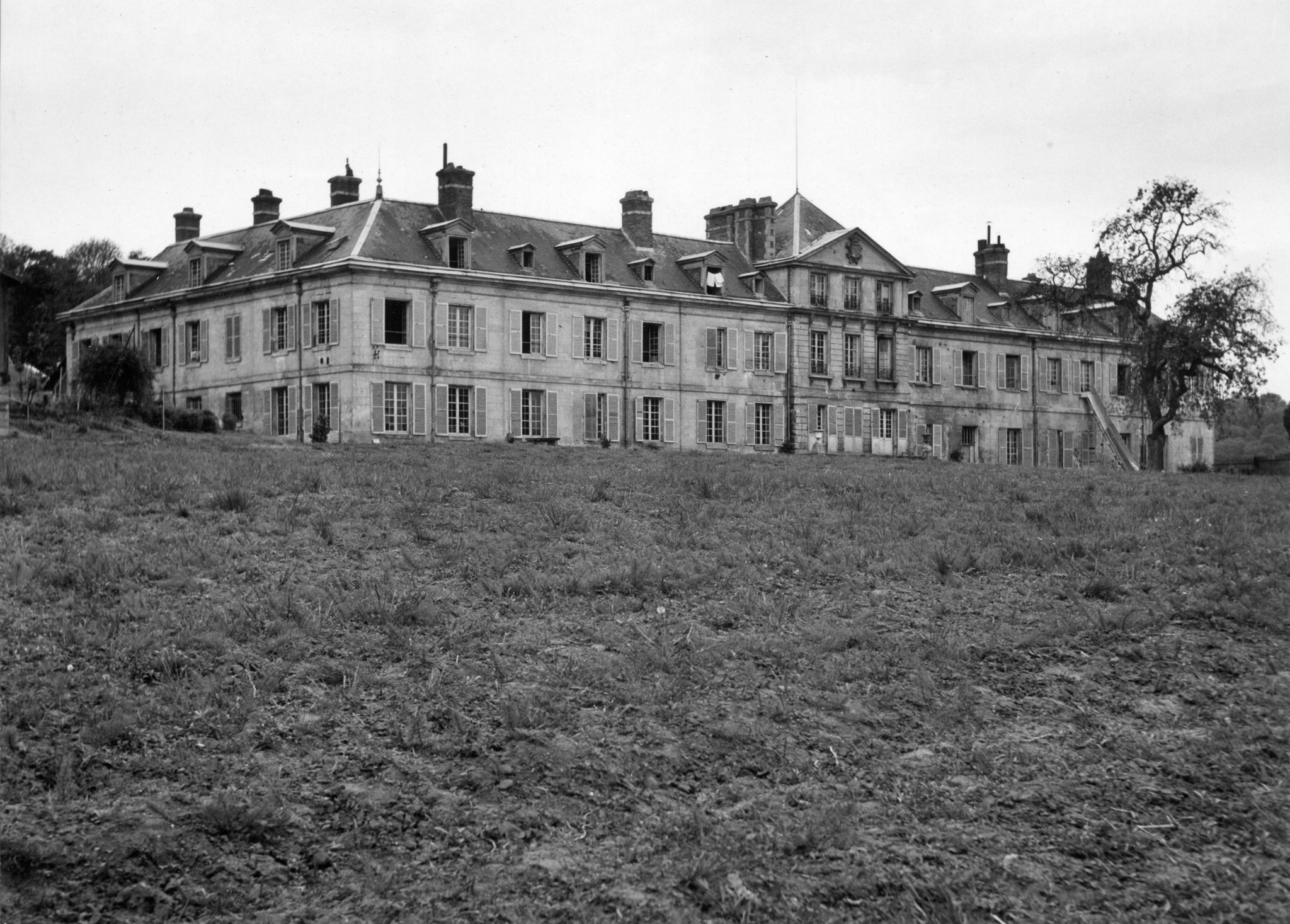 "Longueil-Annel (Ile-de-France) [eigentlich Picardie, Frankreich]", "Schule für invalide, schwachbegabte und schwererziehbare Kinder und Jugendliche", vermutlich um 1950 (Nachkriegszeit)