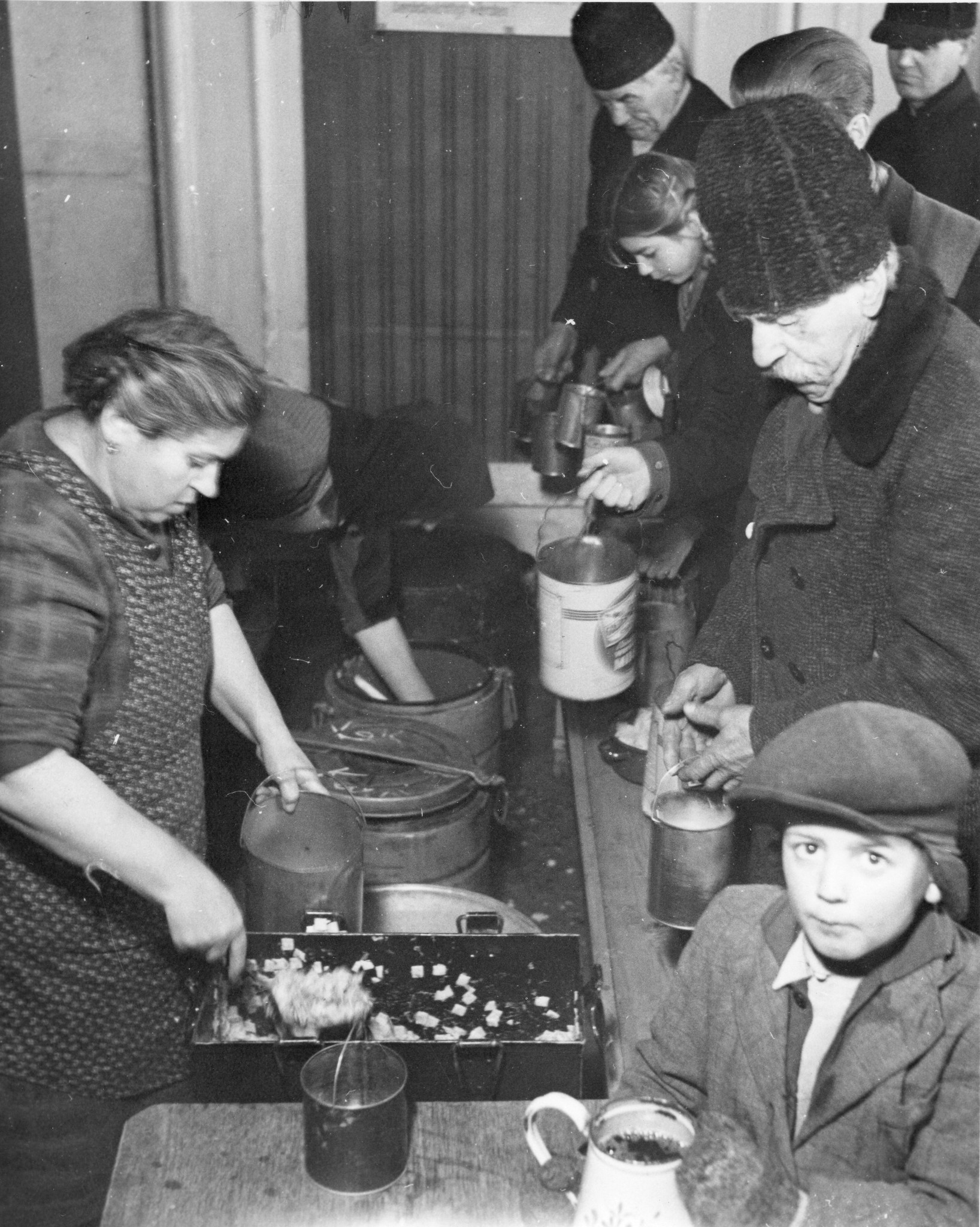 "Städtisches Flüchtlingslager Wien-Cobenzl, Februar 1949", Teeverteilung oder Suppe (?)