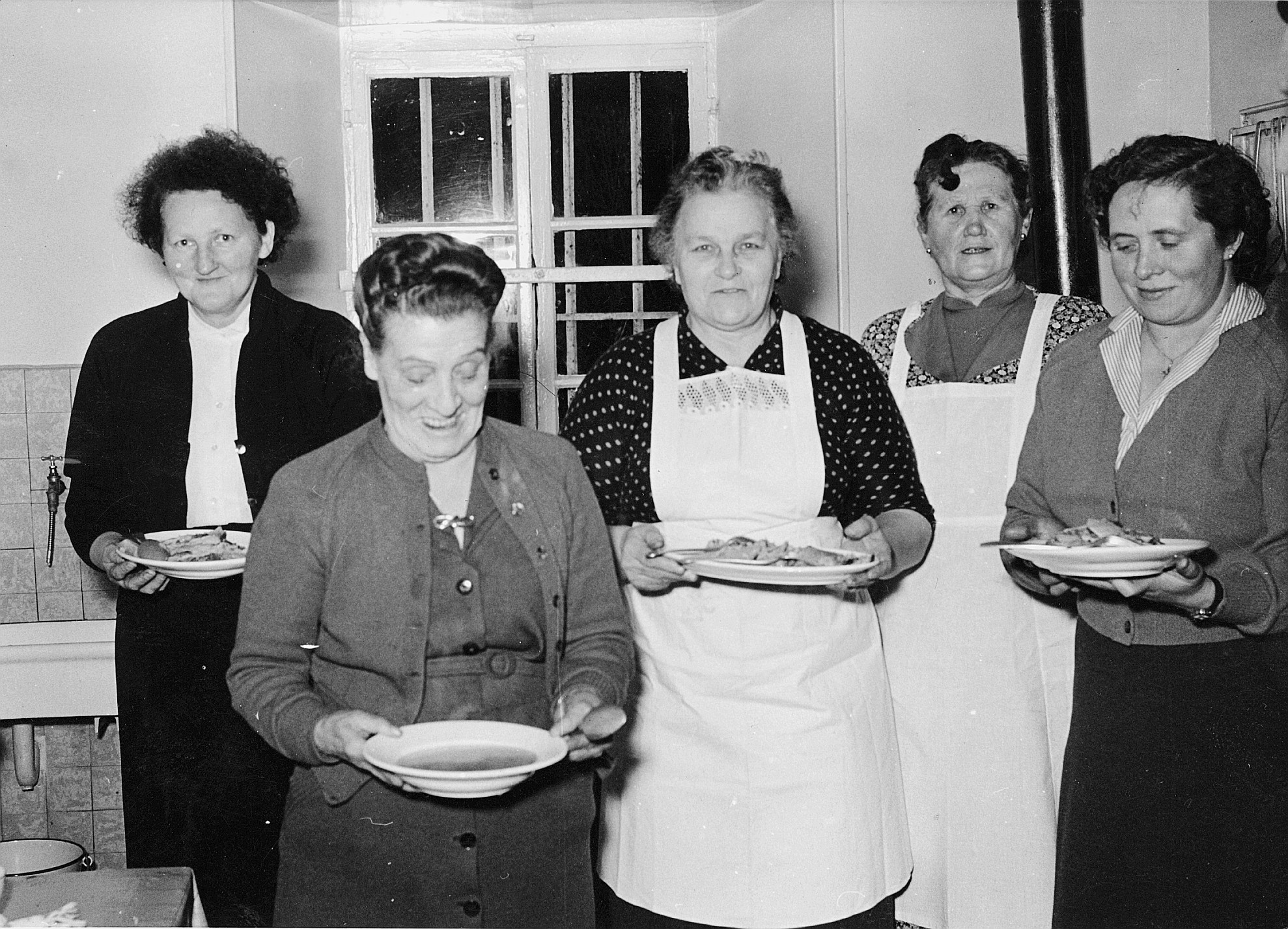 Alle Gehilfinnen an die Arbeit! (Entraide Ouvrière Luxembourgeoise); fünf Frauen mit Suppenteller