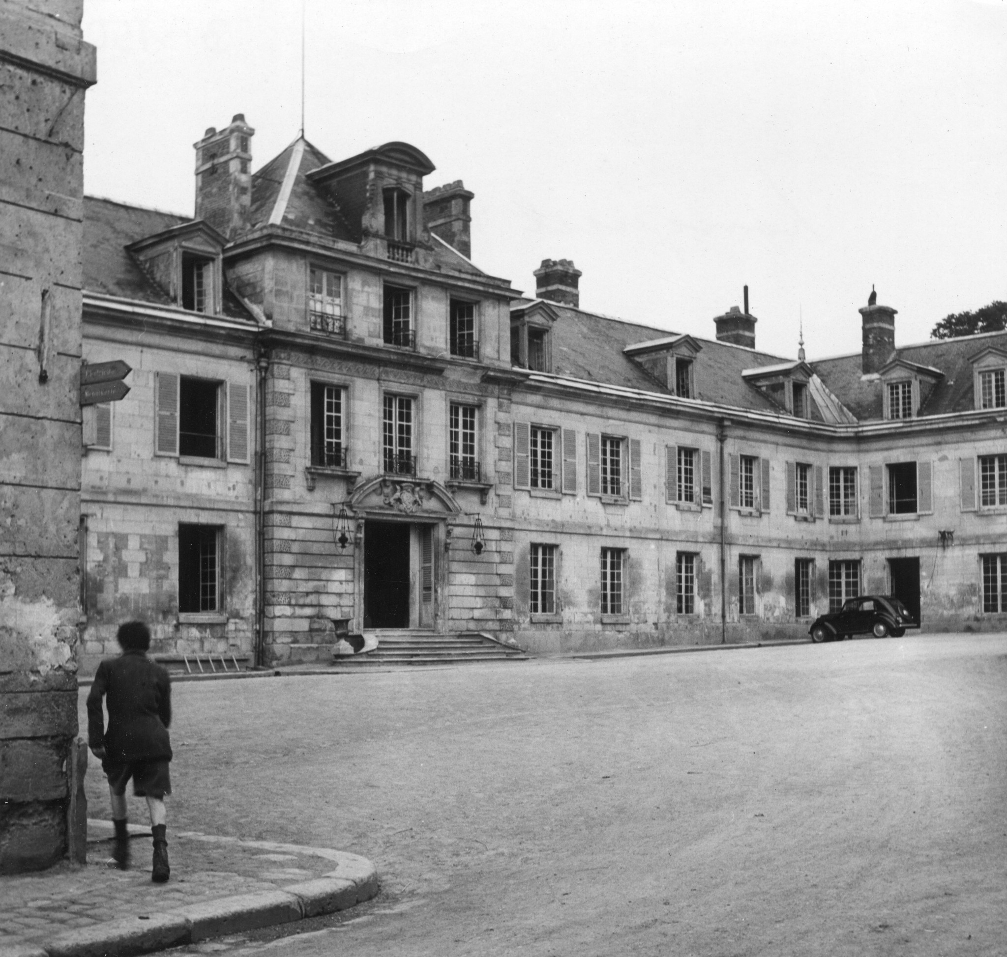 "Longueil-Annel (Ile-de-France) [eigentlich Picardie, Frankreich]", "Schule für invalide, schwachbegabte und schwererziehbare Kinder und Jugendliche", vermutlich um 1950 (Nachkriegszeit)
