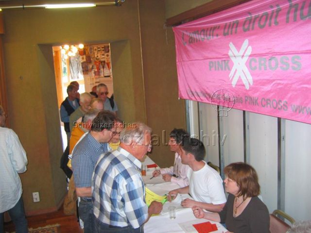 Generalversammlung des Pink Cross (22.04.2006, Yverdon-les-Bains) – Anmeldung, Transparent: "L'amour: un droit humain – Pink Cross"