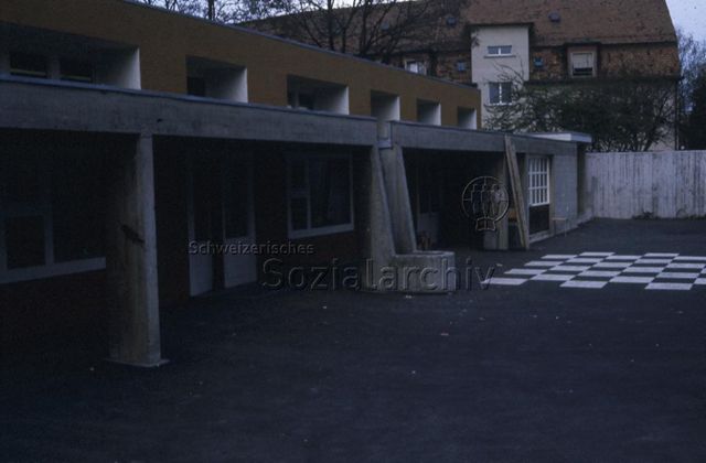 "Freizeitanlagen, Gemeinschaftszentren: FZA Buchegg, Zürich, 1976" - Aussenansicht auf das Gebäude vom Hartplatz aus