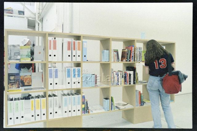 Gestell mit Archiv und Bibliothek