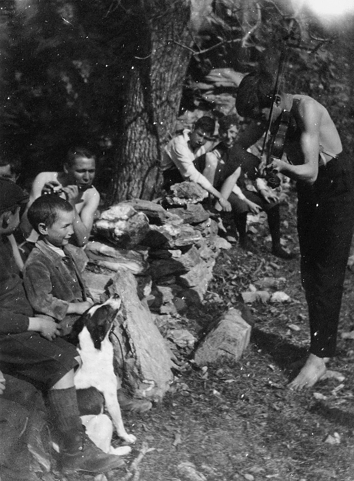 Musizierende Wandervögel (Geige und Querflöte) in der Nähe eines Steinmauers - Hund (1918)