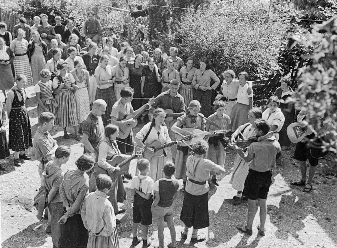 Wandervogel-Landsgemeinde in Breite-Nürensdorf - Versammelte Wandervögel, zum Teil Gitarre, Geige und Mandoline spielend (1937)