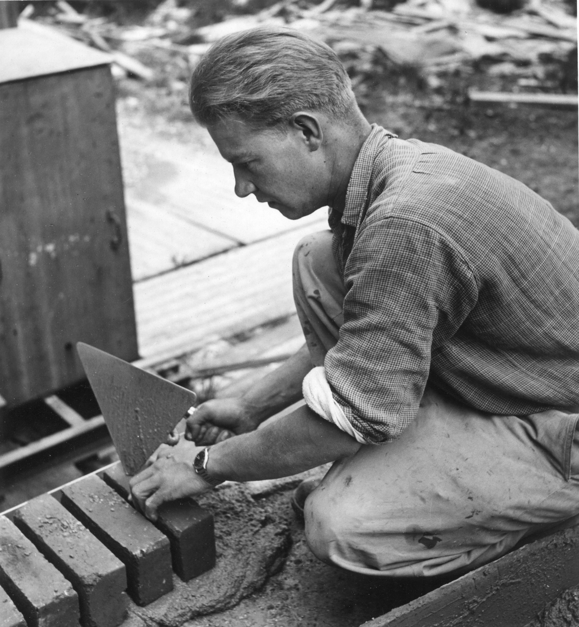 "Longueil-Annel (Ile de France) [eigentlich Picardie, Frankreich]", "Lehrlinge bei der Arbeit", Maurerarbeit, [Schule für invalide, schwachbegabte und schwererziehbare Kinder und Jugendliche], vermutlich um 1950 (Nachkriegszeit)