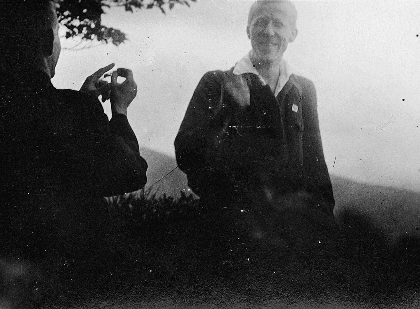 Zusammenkunft auf der Schafmatt (Nähe Aarau) des Bundesvorstandes mit Basler Buben - Hans Leuzinger mit einem Wandervogel; ein Wande