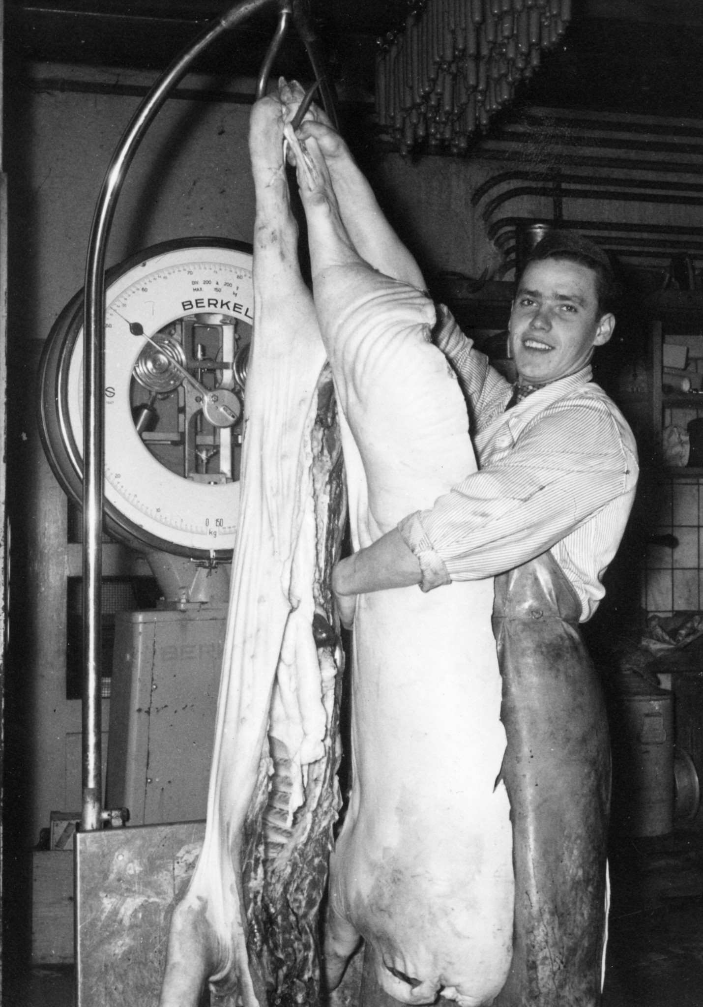 Metzger bei der Arbeit an einem Tierkadaver, um 1970 (?)