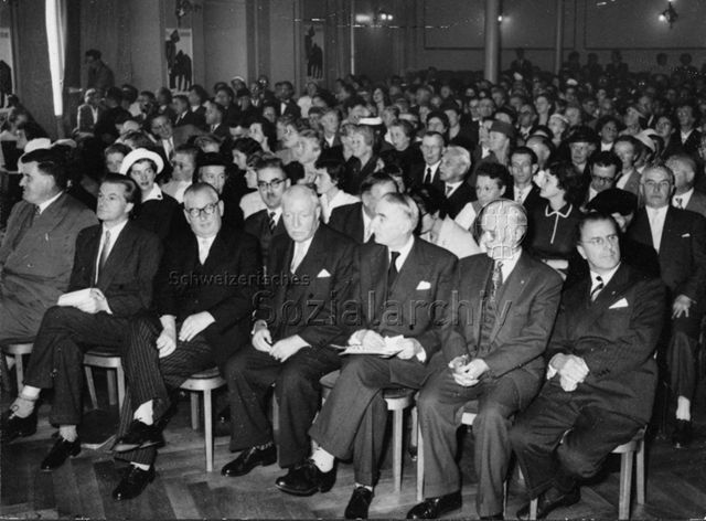 Gesamtschweizerische Mitarbeitertagung - MitarbeiterInnen und geladene Gäste, Ulrich Wille jun. vorderste Reihe 4.v.r.; 1957