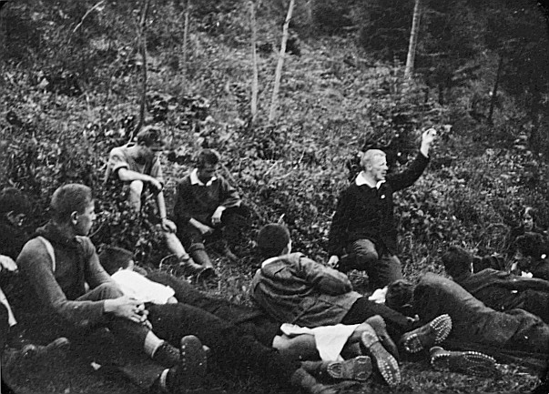 Wandervögel sitzen im Wald: Zusammenkunft Aargau & Basel auf der Schafmatt (1920)