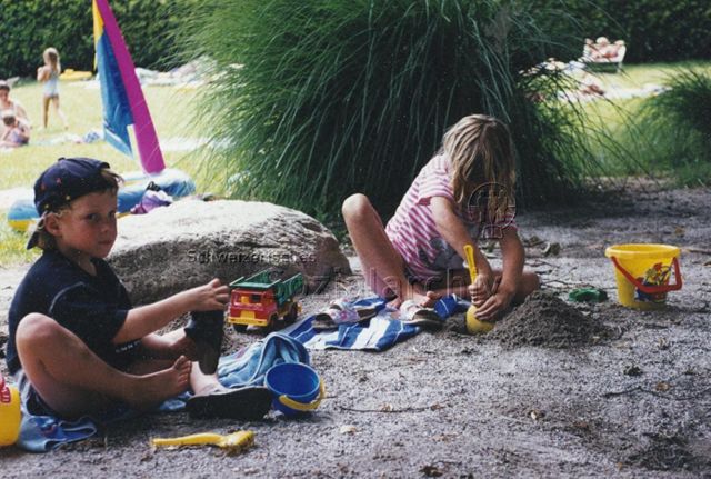 Bosco della Bella, Feriendorf für kinderreiche Familien - Zwei Kinder beim Spielen im Sand; 1997