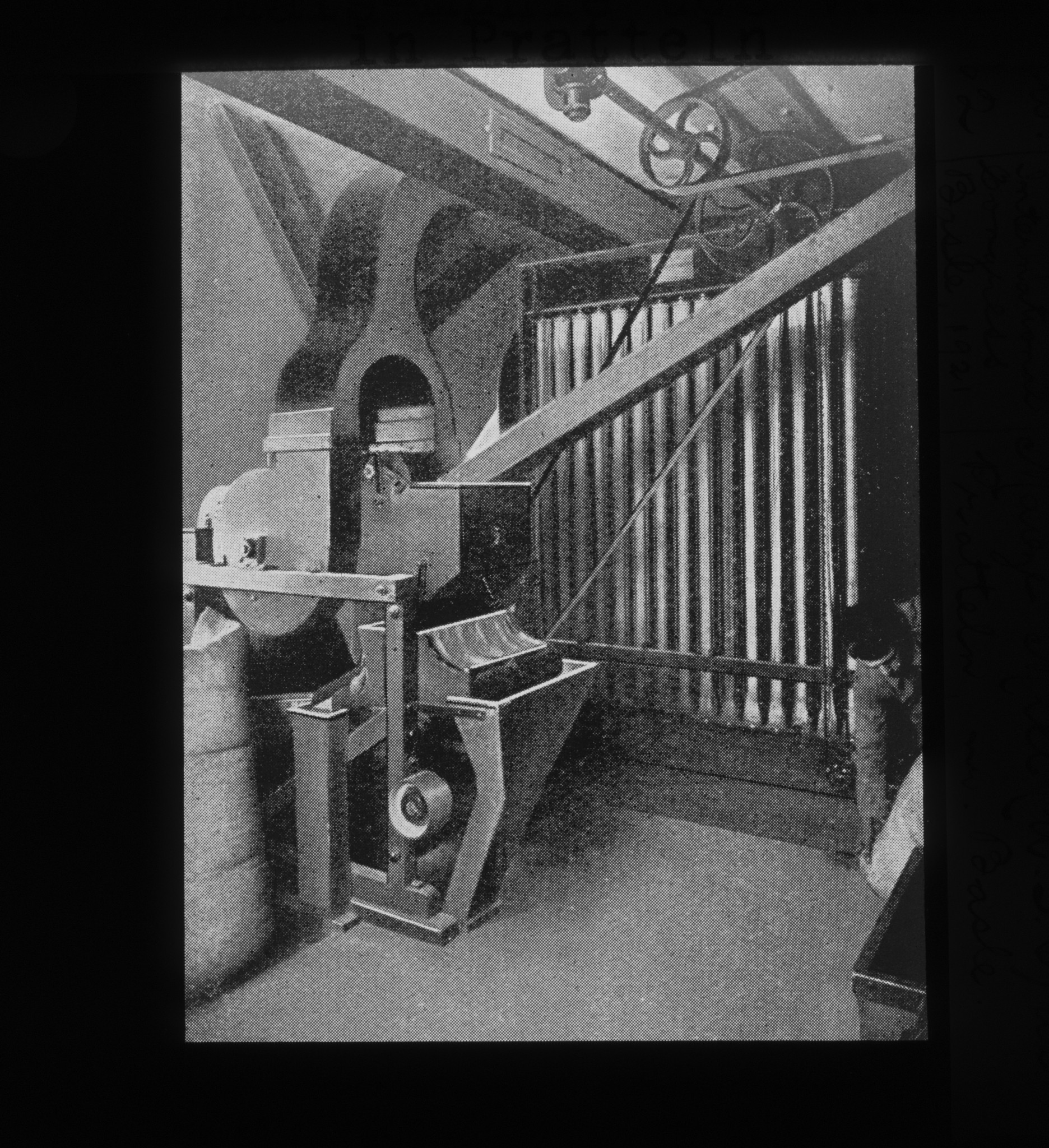 Dia: Maismühle des V.S.K. (Verband schweizerischer Konsumvereine) in Pratteln: Arbeiter an einer Maschine.