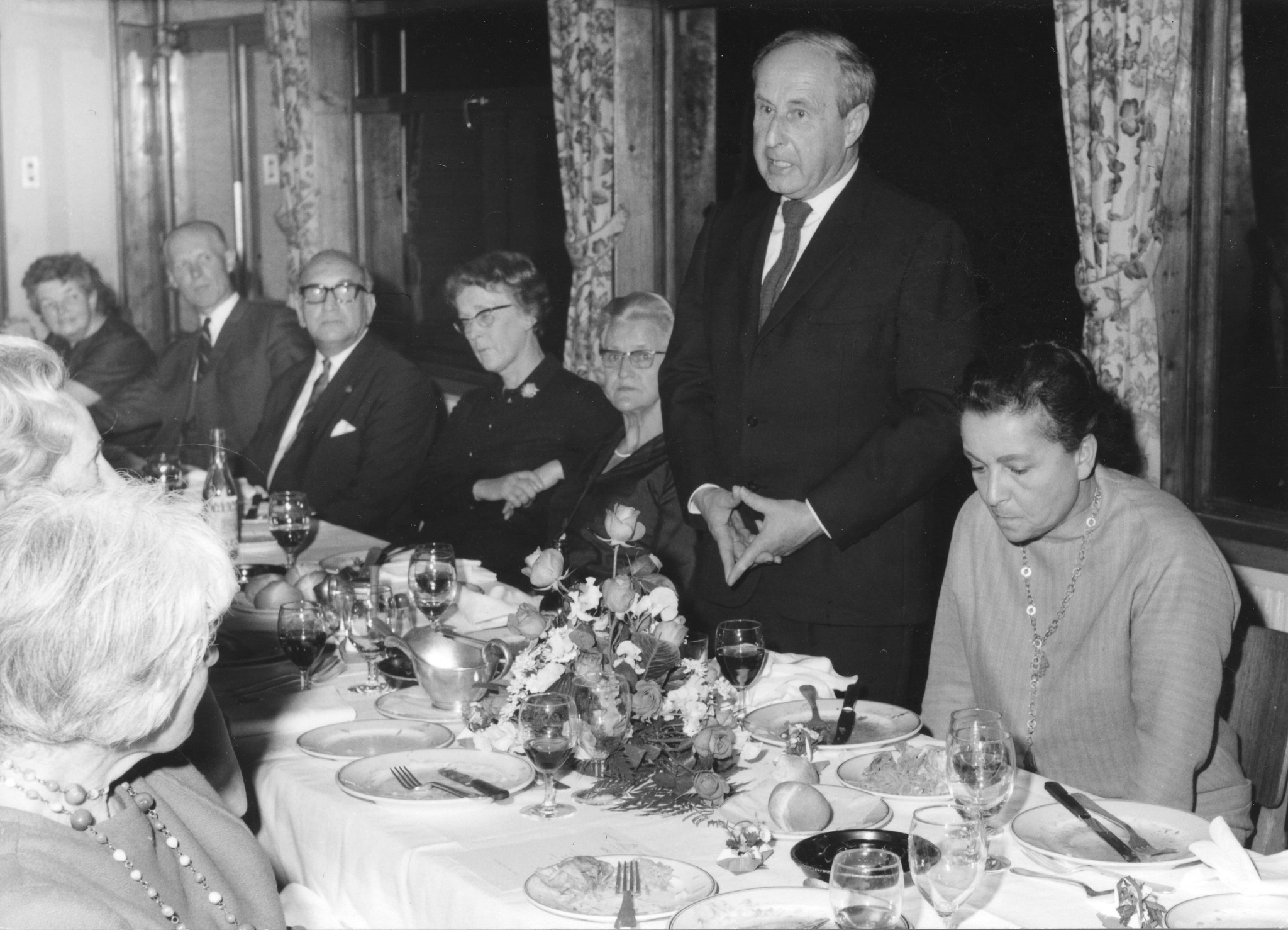 "80. Geburtstag Regina Kägi 08.05.1969"; ein Mann hält eine Ansprache