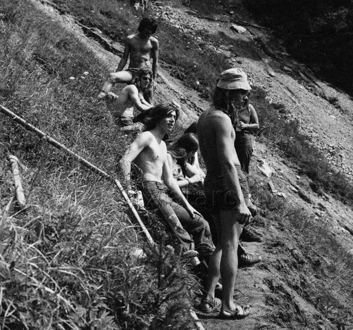 Aktion 7, "Lehrlingsgruppe Sandoz, Aufforstungen, Reckingen" - Lehrlinge bei einer Pause; 06.08.1973