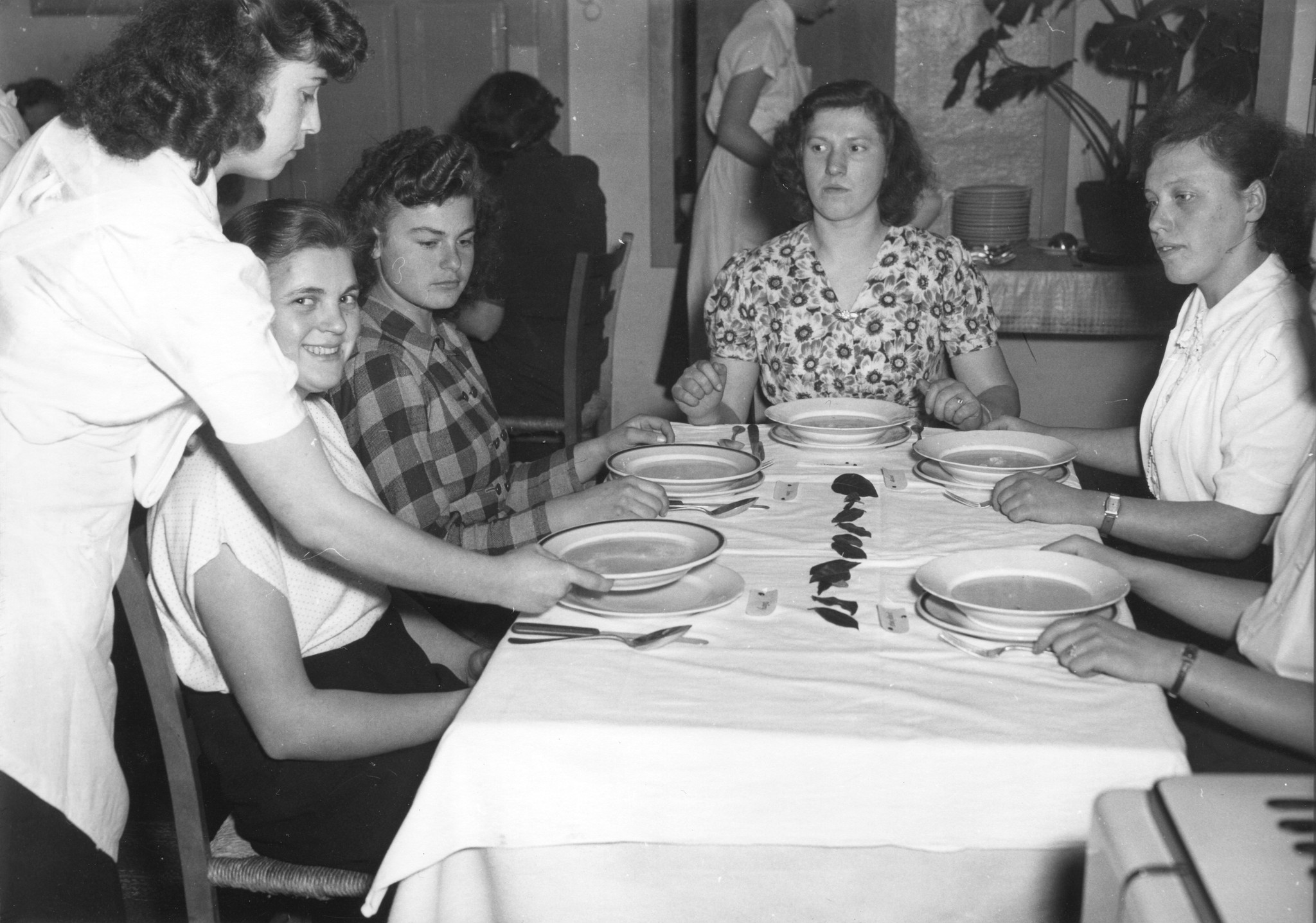 "Cavigliano - Haushaltungskurs für deutsche Flüchtlingsmädchen vom Dezember 1950 bis Februar 1951", Junge Frauen bekommen Suppe am Tisch