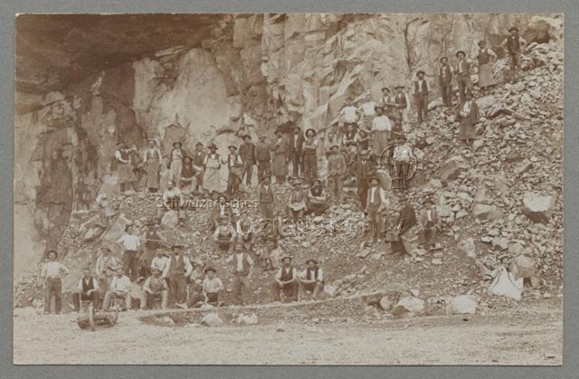 Gruppenbild Steinarbeiter in Steinbruch, um 1910