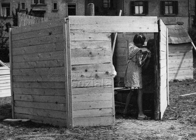 "Robisonspielplatz Wipkingen" - Kinder beim Bauen; um 1965