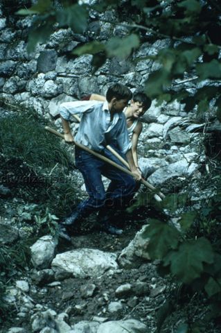 "Spielplatz Rombach, Amden, Berufsschule St. Gallen - Zwei Jugendliche bei der Arbeit; um 1975