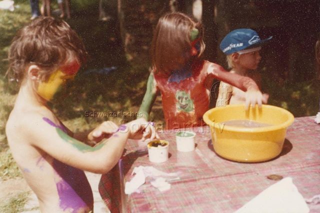Bosco della Bella, Feriendorf für kinderreiche Familien - Kinder bemalen ihre Körper mit Farben; 1978