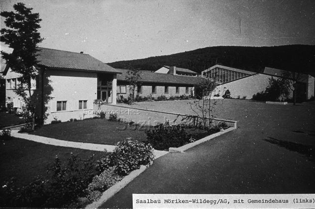 "Saalbau, Möriken-Wildegg AG, mit Gemeindehaus (links)"; um 1970