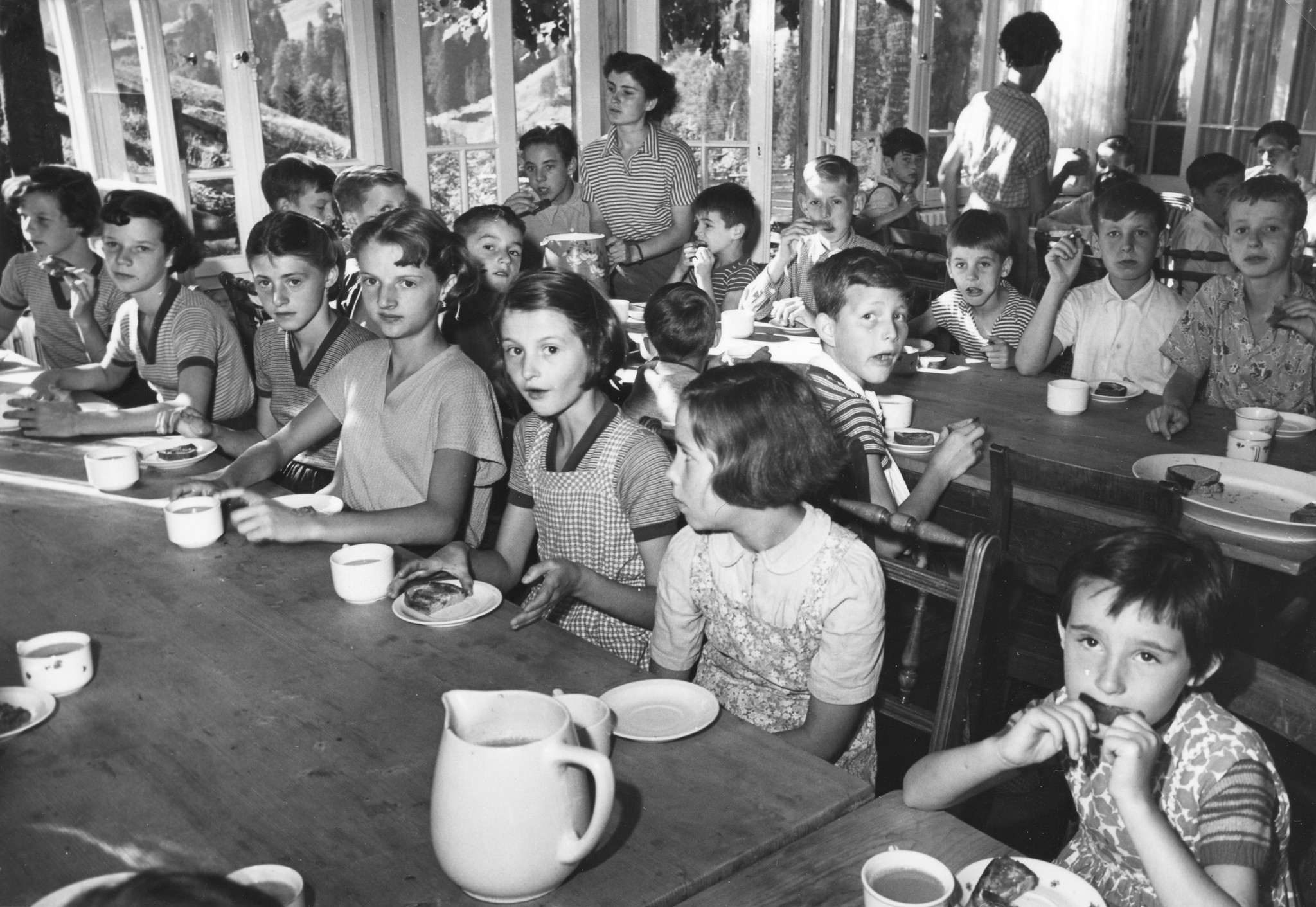 SAH Kinderlager im Sommer 1952 in Kienthal - Kinder sitzen im Aufenthaltsraum und frühstücken