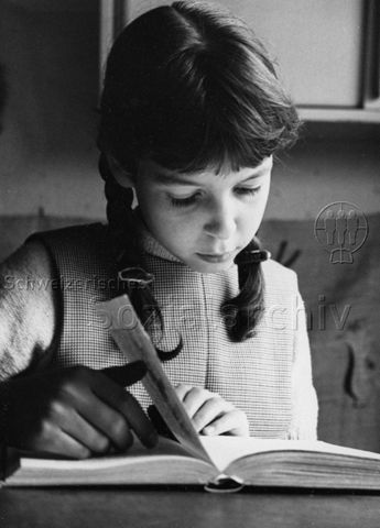 Mädchen beim Lesen eines Buches; um 1970