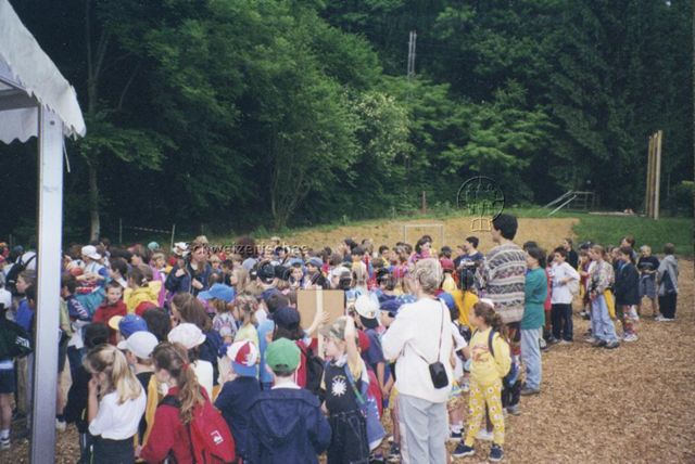 Bosco della Bella, Feriendorf für kinderreiche Familien - Versammelte Gruppe von Kindern und Aufsichtspersonen; 2000
