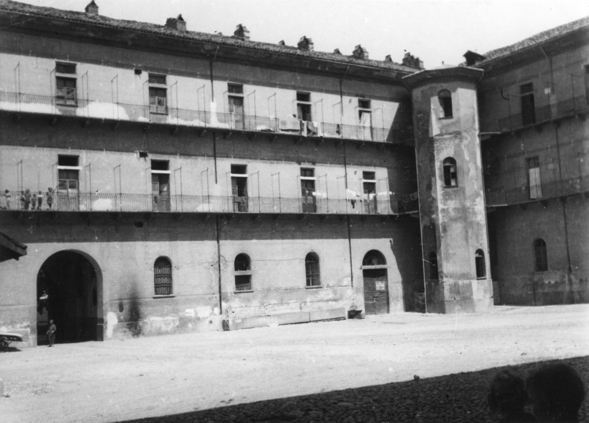 "Torino, Sommer 1946"; Aussenansicht des Innenhofs der Kaserne