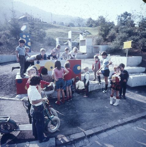 "Siedlungsspielplatz Adliswil" - spielende Kinder, Trottinetts; um 1975