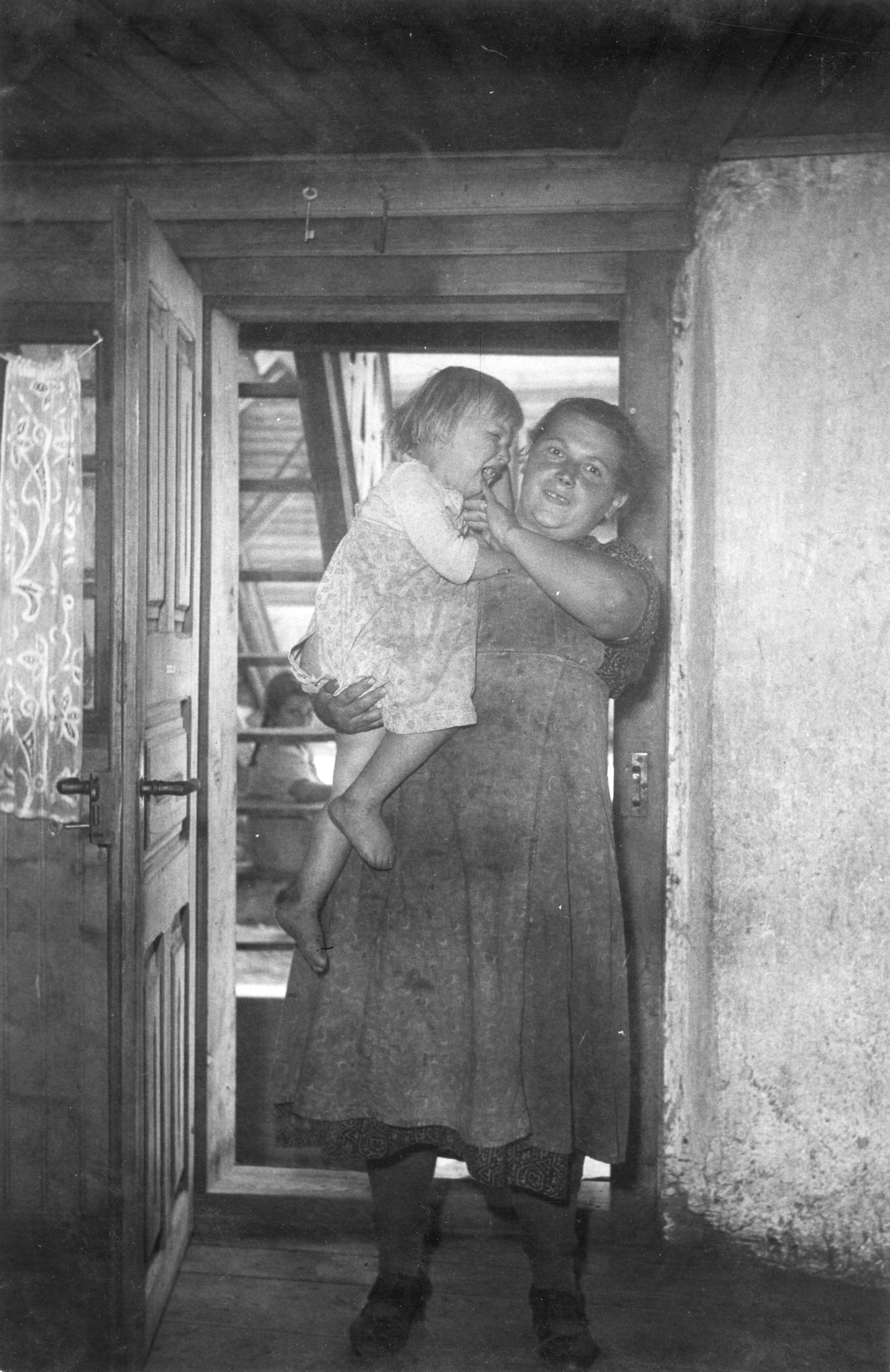 "Mit Kummer und Tränen kommen die Kinder gelaufen, und die Mutter tröstet, obwohl sie selbst kaum ein und aus weiss."