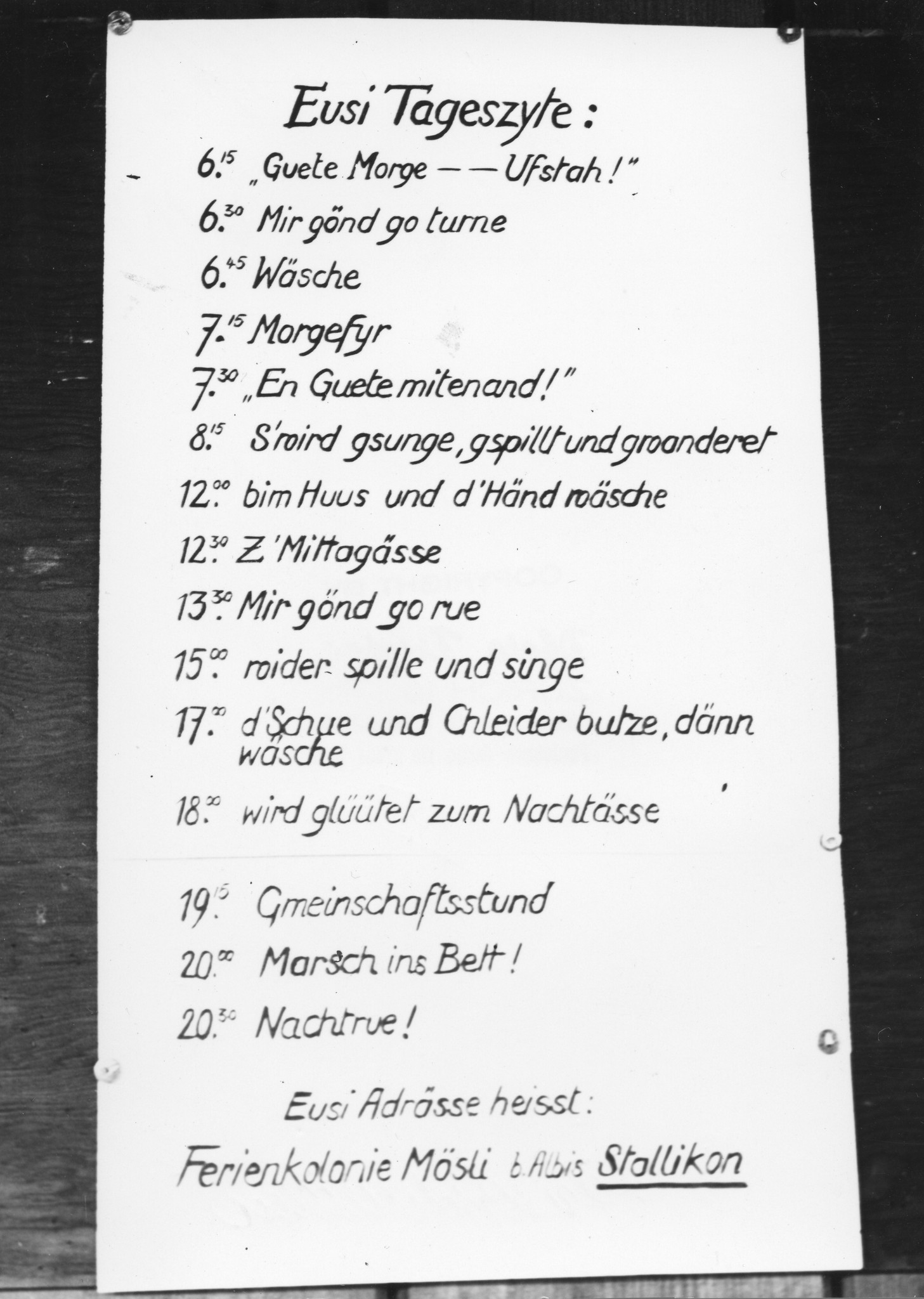 "September 1943", "Eusi Tageszyte", Plakate der "Ferienkolonie Mösli b. Albis Stallikon" mit Tagesablauf und genauen Uhrzeiten der Gruppenaktivitäten auf Schweizerdeutsch (Aufstehen, Turnen, Waschen, Essen, usw.)