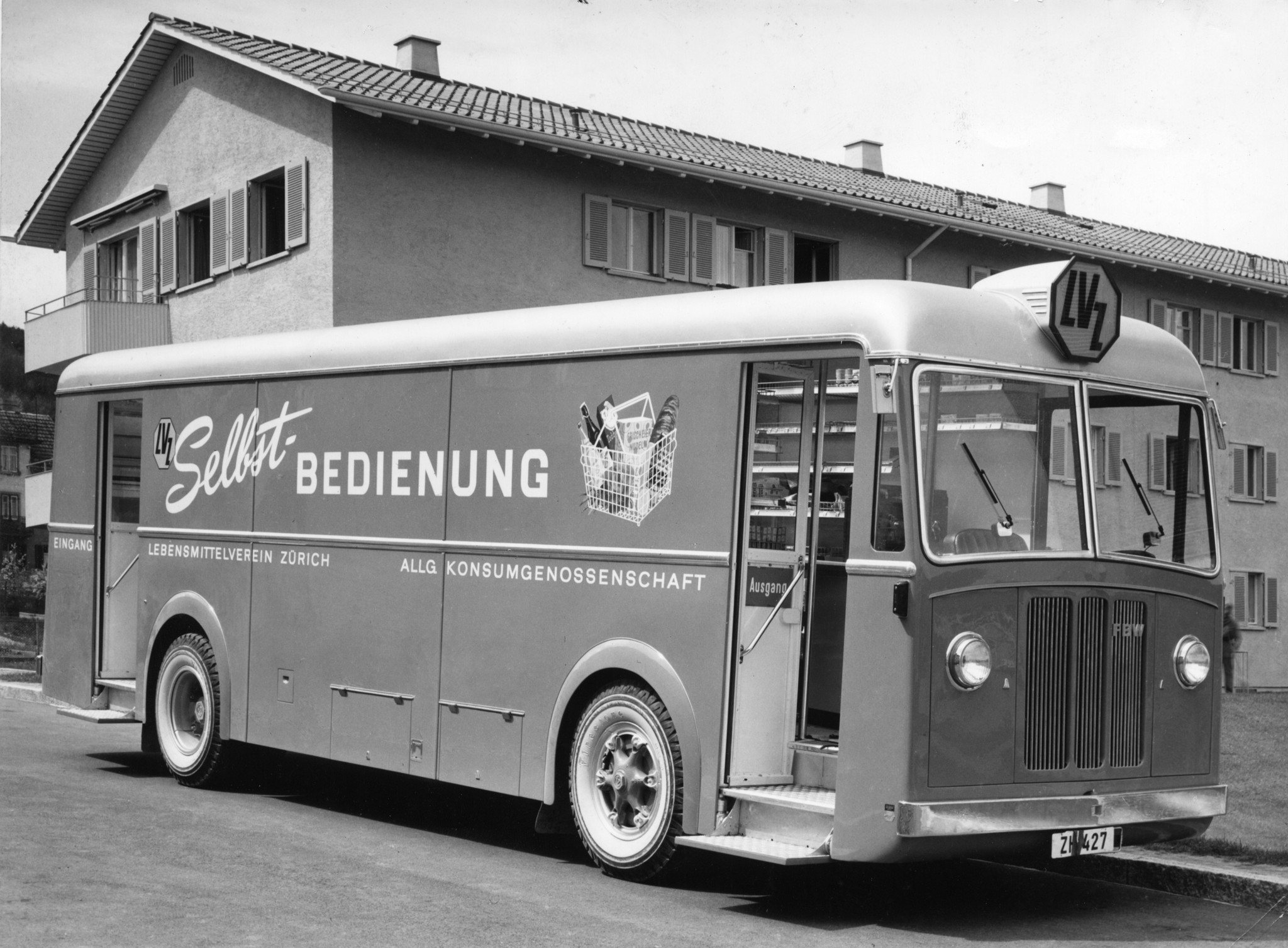 Verkaufswagen des Lebensmittelvereins Zürich in einem Wohnquartier