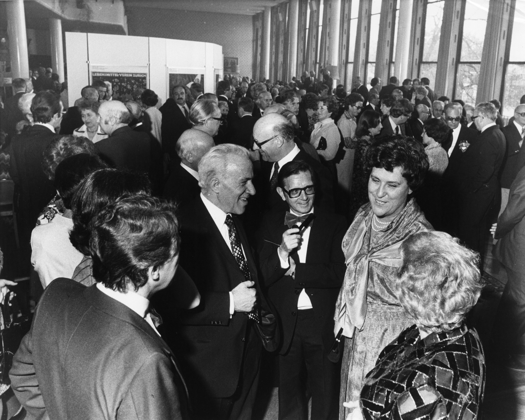 Jubiläum 100 Jahre Lebensmittelverein Zürich 1978: Emilie Lieberherr im Gespräch mit weiteren Personen