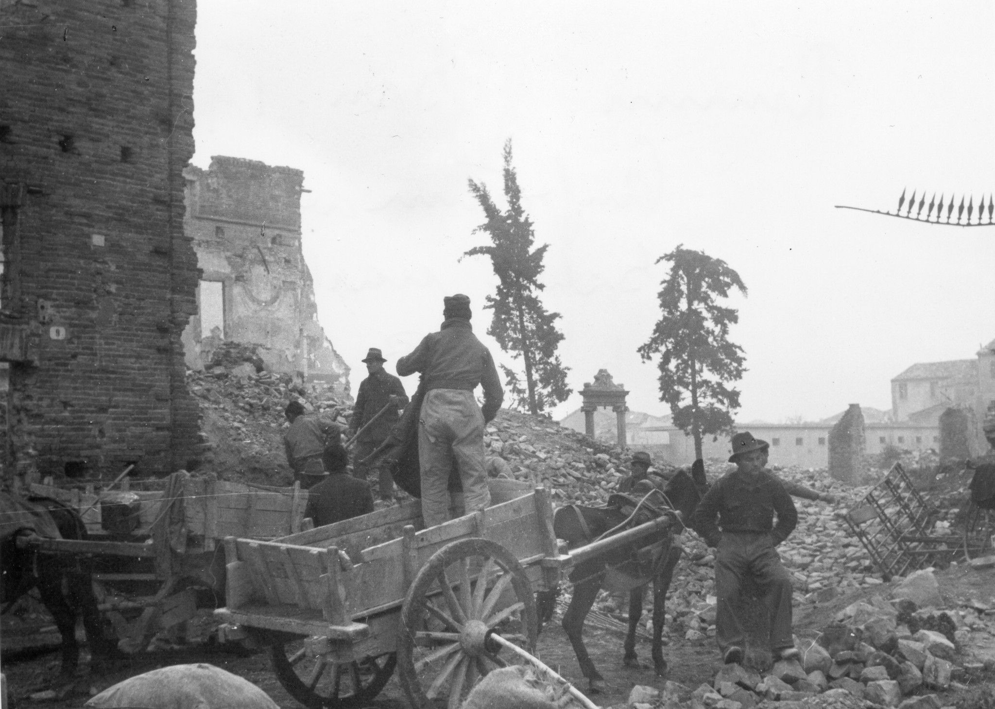 Italienreise, Rimini Januar 1946: "Aufräumarbeiten 1 Jahr nach den letzten Bombardementen"; Männer mit Schubkarren Schutt wegtragend