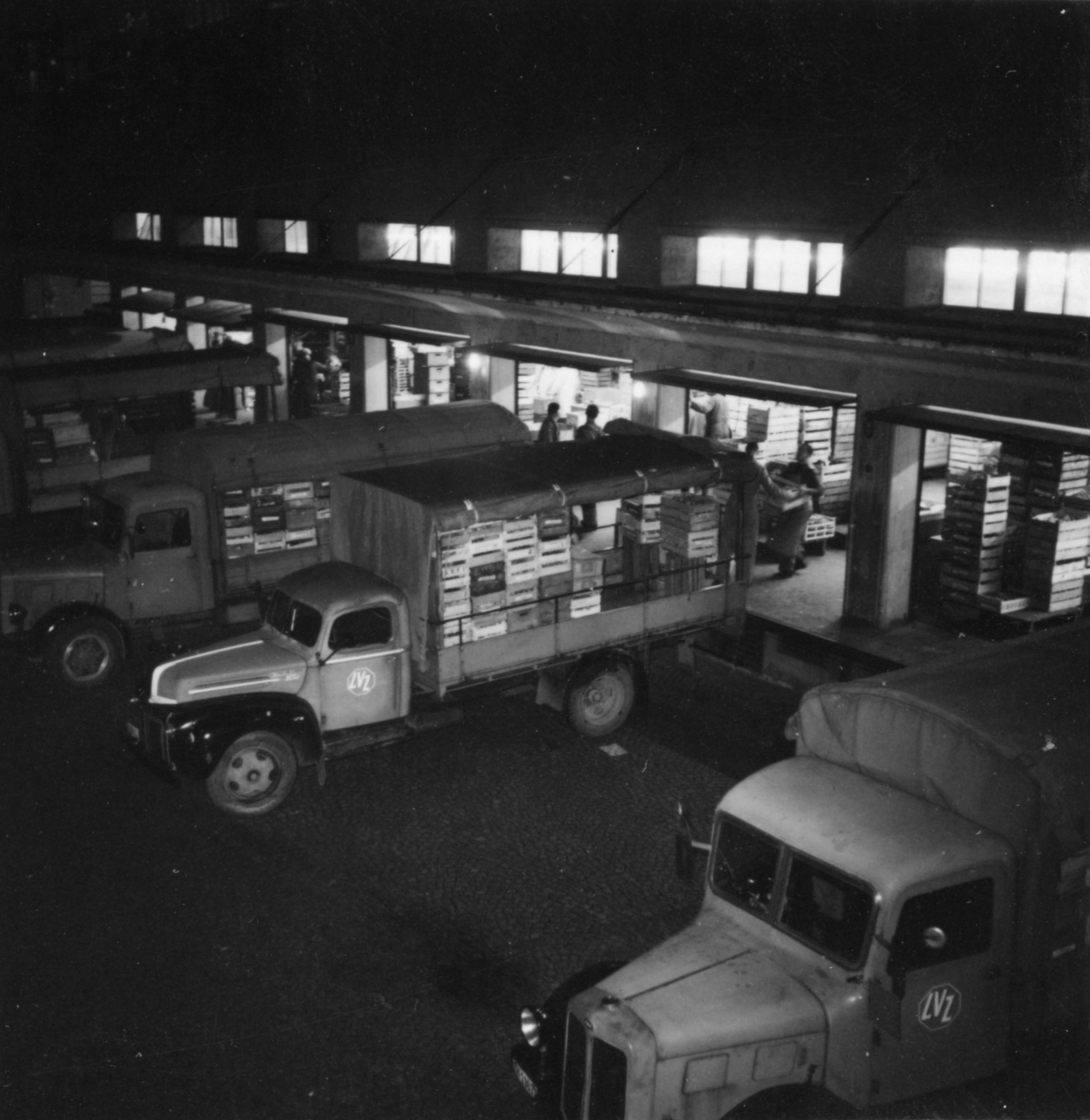Warenauslieferung: Lieferwagen an der Rampe des Lagerhauses an der Turbinenstrasse in der Nacht