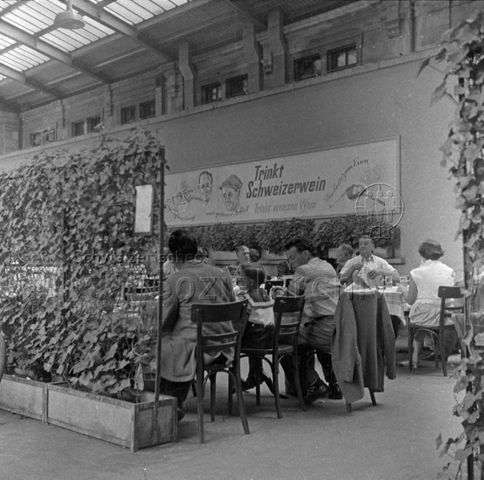 Gaststätte, Tafel "Trinkt Schweizerwein", Zürich Hauptbahnhof, um 1960