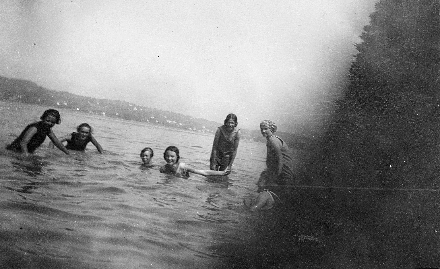 Maitli Gautag Lutzelau baden im Zürichsee (1926)