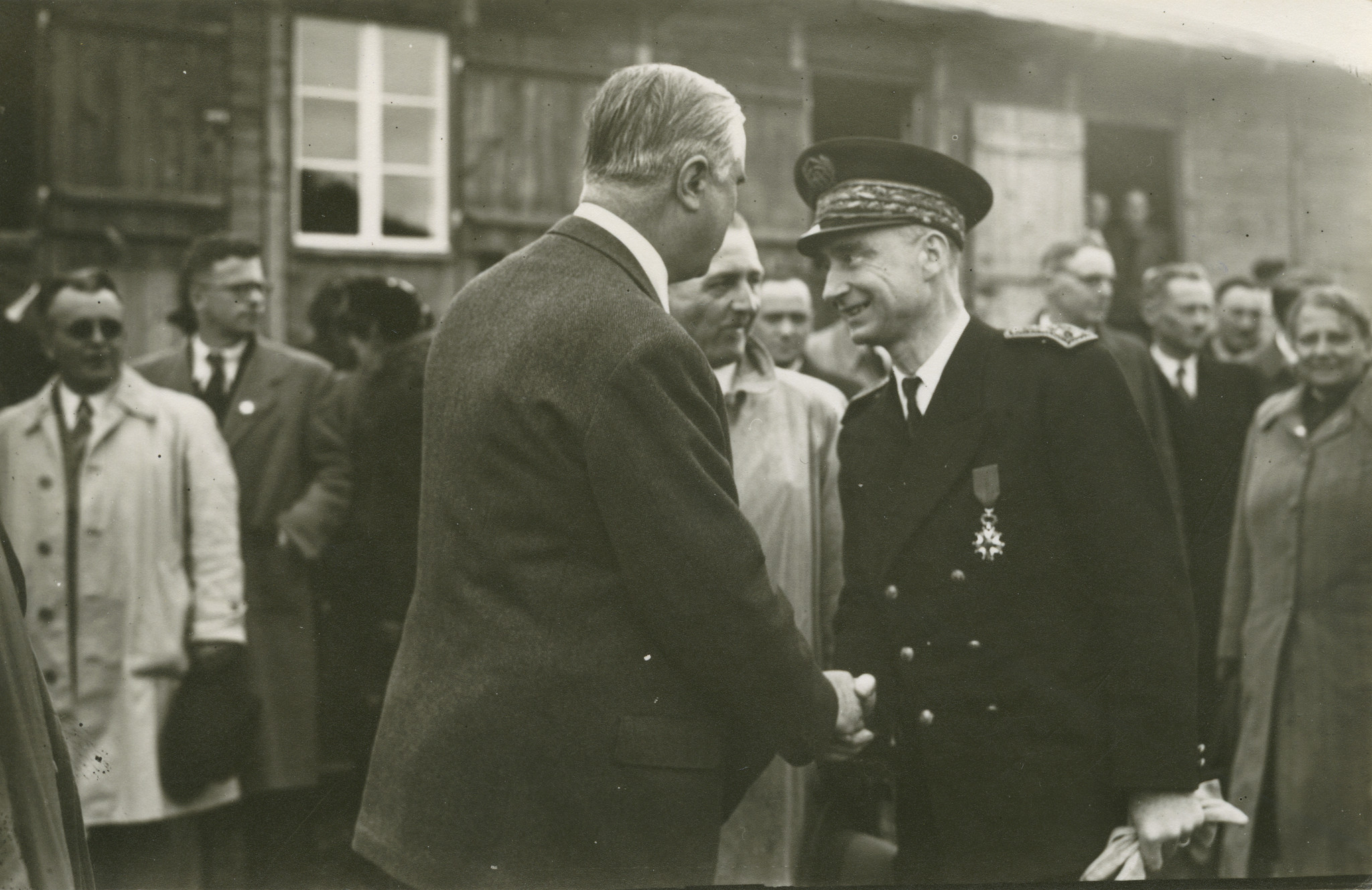 "4. Mai 1947"; Carl Burckhardt (?) und Regina Kägi-Fuchsmann zusammmen mit einem französischen Behördenvertreter am Eröffnungsfest des Sozial Zentrums in Saint-Lô