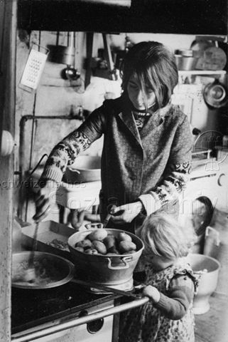 Praktikantinnenhilfe - Praktikantin beim Kochen, ein Mädchen steht ihr zur Seite; um 1965